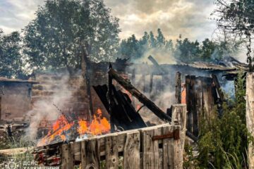 Росіяни вдарили по Куп’янському району Харківщини: виникли масштабні пожежі