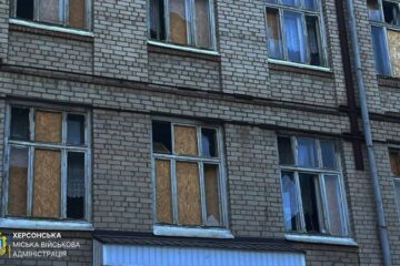 У Херсоні російський дрон залетів у вікно приватного будинку, постраждали люди