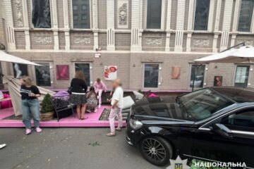 У Києві жінка за кермом Mercedes без посвідчення водія в’їхала в літню терасу ресторану, є потерпіла