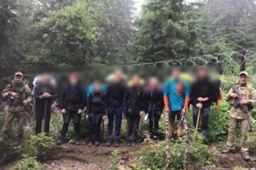 На Закарпатті прикордонники затримали вісьмох туристів з Чехії за підозрою у незаконному перетині українського кордону