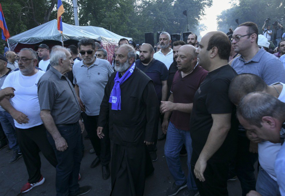Архієпископ Вірменської апостольської церкви Баграт Галстанян (у центрі), предстоятель Тавушської єпархії на мітингу проти прем'єр-міністра Пашиняна, Єреван, червень 2024 р.