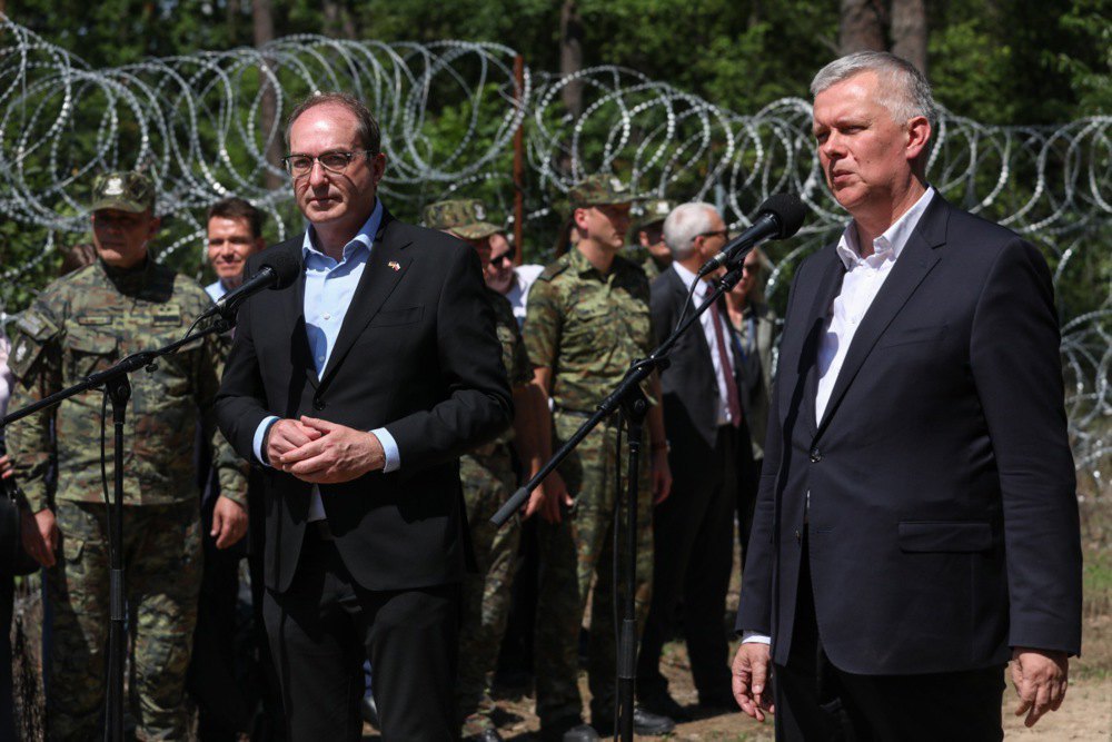 Міністри внутрішніх справ Польщі та Німеччини Томаш Семоняк і Александер Добріндт на польсько-білоруському кордоні
