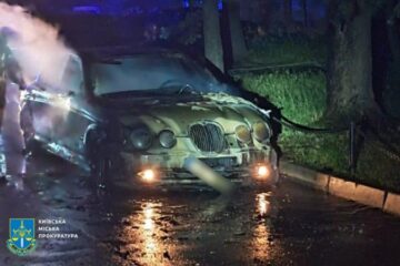 У Києві затримали двох паліїв, які на замовлення знищили 4 автомобілі