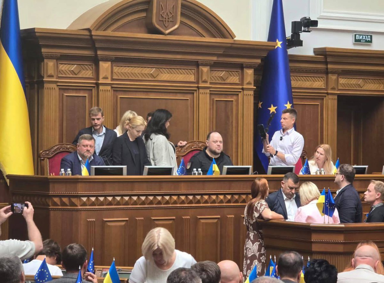Блокування президії опозицією