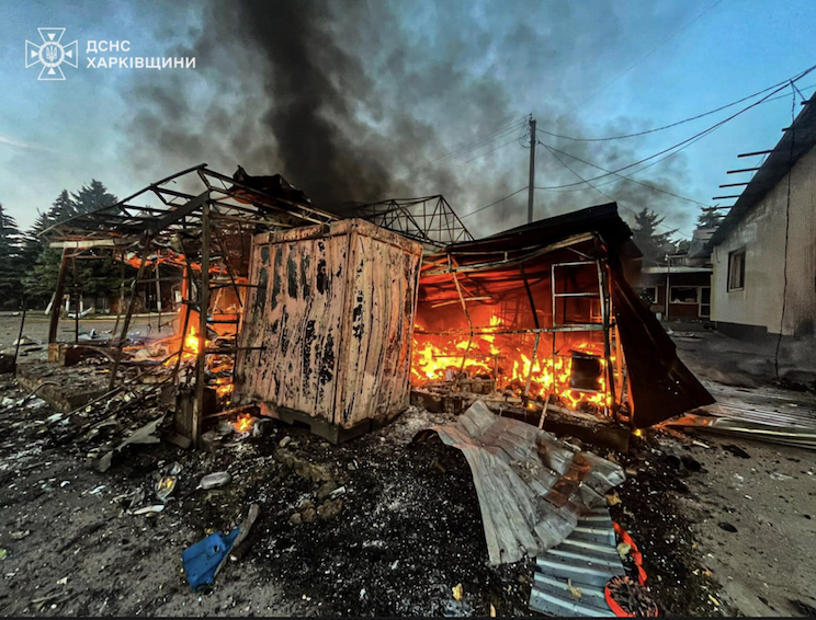 Пожежа в Великому Бурлуці внаслідок обстрілу росіян