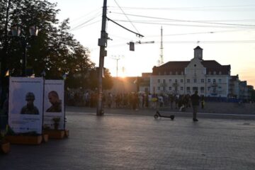 В українських містах люди вийшли на другий день протестів проти підпорядкування НАБУ і САП генпрокурору (оновлено)
