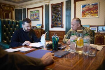 Зеленський заслухав доповіді Сирського і керівників розвідок про ситуацію на фронті і полонених