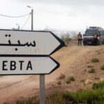 Щонайменше 54 дитини та 30 дорослих перепливли з Марокко до іспанського анклаву Сеута