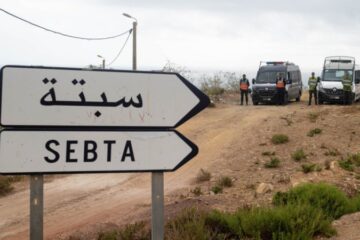 Щонайменше 54 дитини та 30 дорослих перепливли з Марокко до іспанського анклаву Сеута