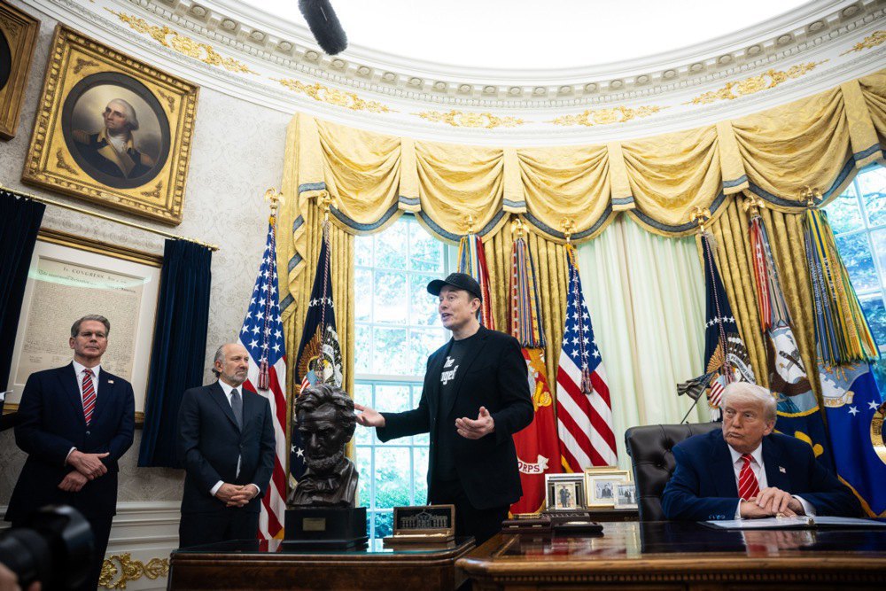 Ілон Маск та Дональд Трамп у Білому Домі