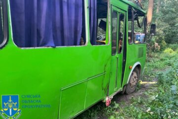 Росіяни обстріляли автобус із цивільними у Сумському районі. Є жертви (оновлення)