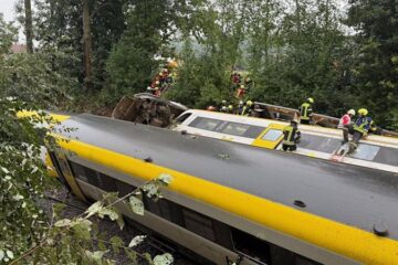 У Німеччині пасажирський потяг зійшов з рейок, є загиблі