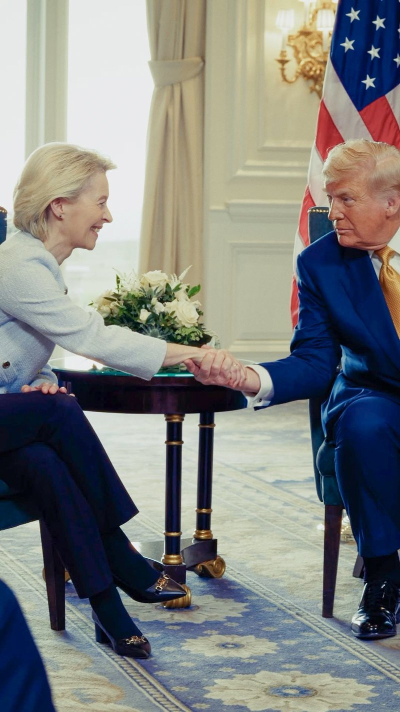 Президент CША Дональд Трамп тисне руку голові Європейської комісії Урсулі фон дер Ляйєн, Тернберрі, Шотландія, 27 липня 2025 року.