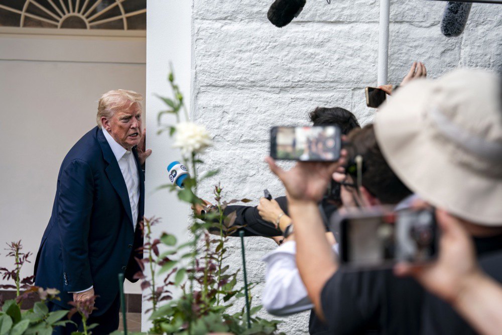 Дональд Трамп спілкується з журналістами біля Рожевого саду Білого дому у Вашингтоні, 29 липня 2025 року.