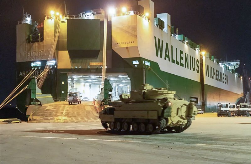 Bradley, що прямують до України, завантажуються на судно ARC Integrity у Чарльстоні, штат Південна Кароліна, перед переправкою до Німеччини.