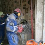 У Києві рятувальники визволили чоловіка з-під завалів зруйнованого росіянами будинку