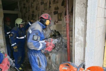 У Києві рятувальники визволили чоловіка з-під завалів зруйнованого росіянами будинку