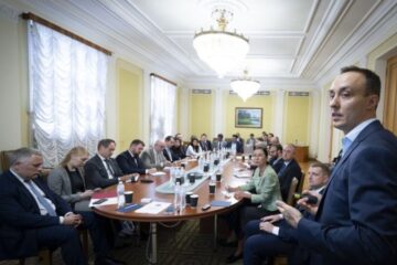 ​Дипломатам ЄС показали залишки дронів і ракети “Іскандер-К”, якою росіяни поцілили в будинок у Києві