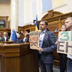Депутати з картонками. Як Рада голосувала за закон про відновлення незалежності НАБУ/ САП (ФОТО, ВІДЕО)