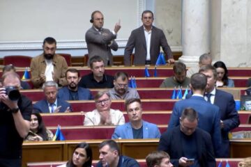 У Раді — скандал через непристойний жест. “ЄС” вимагає покарати нардепа “Батьківщини” Сергія Власенка