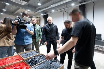 «Наш запит — 1000 перехоплювачів на добу»: Президент зустрівся з виробниками дронів-перехоплювачів
