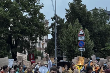 «Ми слідкуємо, що ви там переголосуєте». Мітингувальники (знову) вимагають повернути незалежність НАБУ й САП