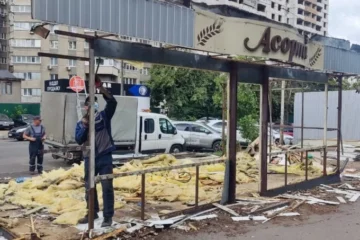 Біля метро «Житомирська» демонтували МАфи. Там облаштують зелену зону