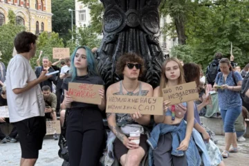 «Хто за мене переписує закони». У Києві біля театру Франка протестують проти законопроєкту щодо НАБУ та САП