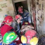 Рятувальники витягли чоловіка з-під завалів зруйнованого під’їзду в Києві — ДСНС