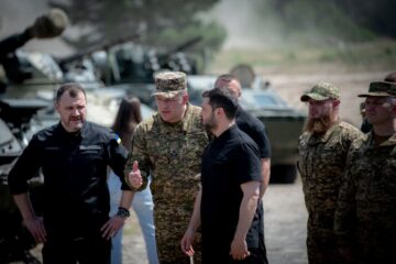 Підготовка екіпажів танків і операторів дронів: Президент зустрівся з захисниками