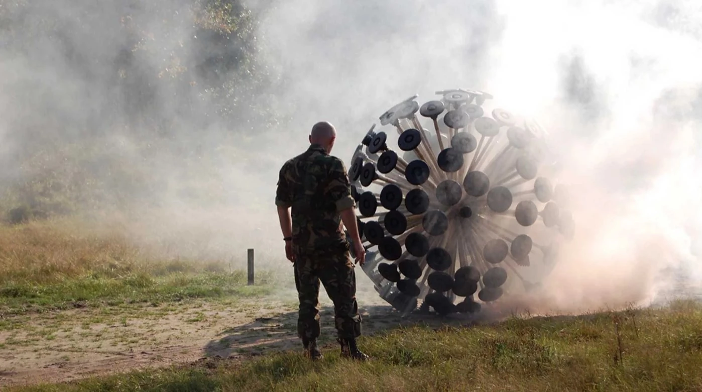 Пристрій Mine Kafon Ball має висоту і вагу приблизно як середній дорослий чоловік, що дає змогу ліквідовувати протипіхотні міни. Фото: Mine Kafon