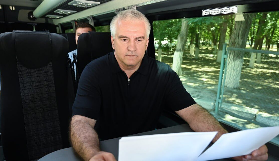 «Багато про що говорить» — російський гауляйтер Криму Аксьонов почав їздити на автомобілі з РЕБ