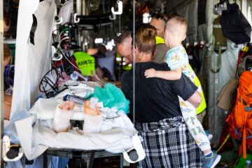 Норвегія вперше перевезла літаком пацієнтів реанімації з України — дітей з опіками на ШВЛ