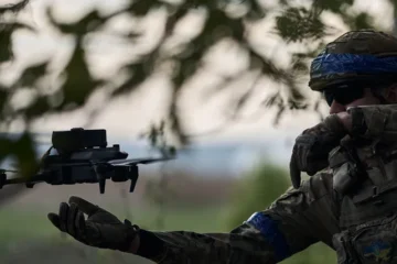 Система «бігунок» та снікерс з неба: військові про логістику росіян поблизу Вовчанська