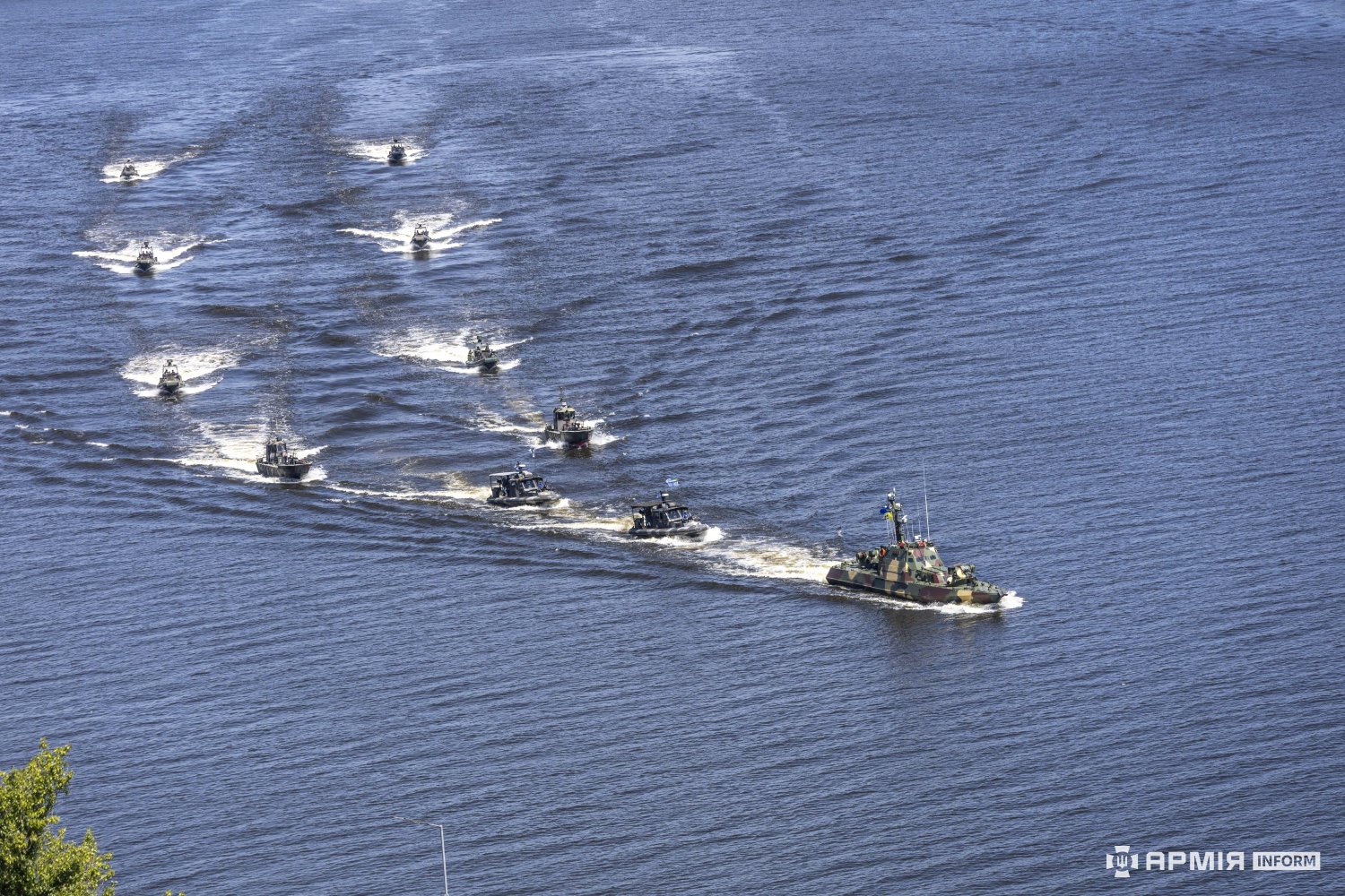 У Києві відкрили пам’ятний знак «Військово-Морські Сили», а Дніпром пройшли катери. Репортаж