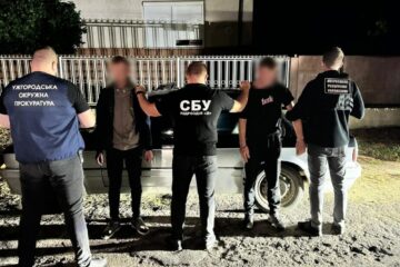 На Закарпатті затримали ухилянта, якого обслуговували одразу двоє переправників