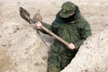 «Людей багато, вони їх не дуже шкодують» — поблизу Сіверська ворожі солдати помирають з лопатами в руках
