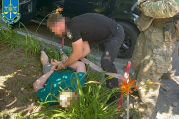 Пустився берега — затримали чоловіка, який вимагав гроші з родичів загиблого воїна