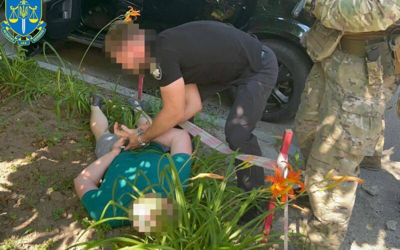 Пустився берега — затримали чоловіка, який вимагав гроші з родичів загиблого воїна