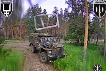 «Зустріч віч-на-віч»: наш дрон-камікадзе «познайомився» з кабіною російського «Уралу»