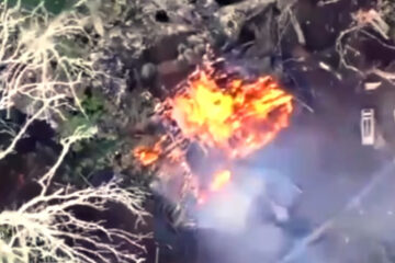 Вогняний фінал для Д-30: український дрон-камікадзе перетворив ворожу гармату на багаття