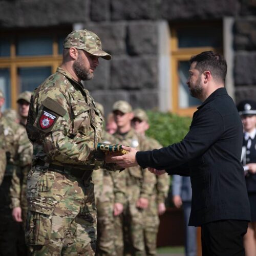 Володимир Зеленський вручив почесну відзнаку «За мужність та відвагу» бригаді Нацполіції