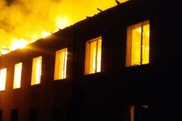 Наслідки нічної атаки: на Дніпропетровщині горіли поля, зруйновано ліцей, є поранений
