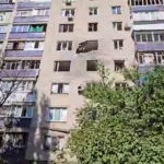 «Діра у стіні, вибиті вікна»: наслідки нічного удару рф по багатоповерхівці в Херсоні