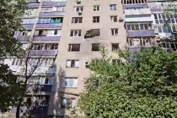 «Діра у стіні, вибиті вікна»: наслідки нічного удару рф по багатоповерхівці в Херсоні