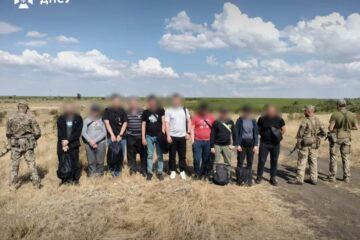 Заплатили до $9000 в криптовалюті незнайомцю з Telegram: на кордоні затримали групу «туристів»