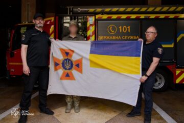 Схованка у цегляній стіні: на Донеччині розвідник знайшов прапор, який рятувальники сховали від окупантів