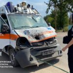 На Харківщині окупанти вдарили по кареті швидкої, постраждали троє людей
