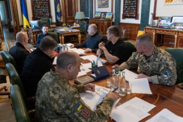Дрони-перехоплювачі та дипстрайки: Президент провів нараду щодо закупівель БПЛА