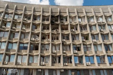 Удар по центру Сум: російський дрон влучив у будівлю облдержадміністрації